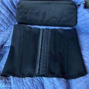 Skims waist trainer black